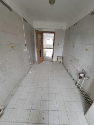 Vând apartament cu 4 camere confort 1 decomandat zona centrală  - imagine 5