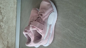 Vand pantofi sport Puma pt fetite, nr. 29, foarte usori si comozi