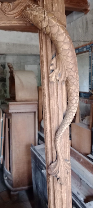 Bufet vitrina de colt sculptat cu dragoni stil neobaroc lemn masiv