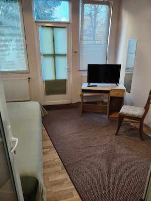 Chirie centru pt o persoana o camera la casa cu intrare separata din curte cu baie,bucatarie - imagine 3