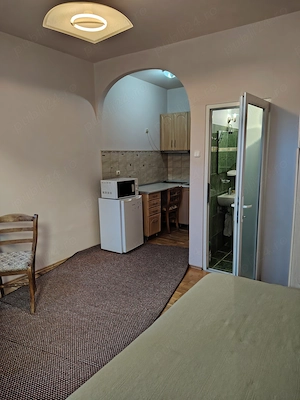 Chirie centru pt o persoana o camera la casa cu intrare separata din curte cu baie,bucatarie - imagine 2