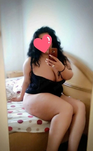 Bună sunt Larisa sunt nouă 