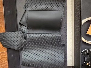 Vând husă neagră premium, din piele naturala perforată pentru volan cu diametrul exterior de 38 cm - imagine 3