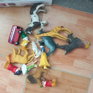 Figurine și carti pentru copiii
