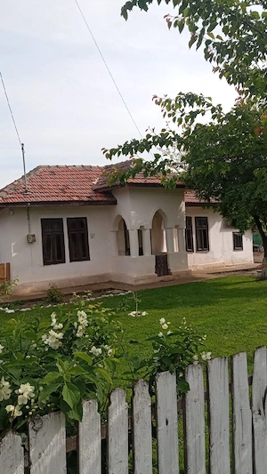 Casa locuibila, renovata, mobilata, rasa, com. Gradistea