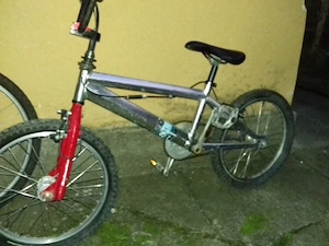 BMX cu cadrul de aluminiu 