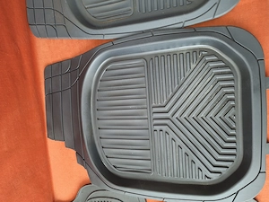 Covorase auto, presuri universale, set de 4 buc, confectionate din cauciuc, folosite, stare foarte b - imagine 2