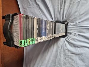 Vand Cd-uri Mp3 toate genurile impreuna cu Suport 40 cd-uri la cel mai bun pret de pe piata.