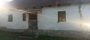 De vânzare casa cu 7000mp teren apa de la retea curent electric si izvor an curte 