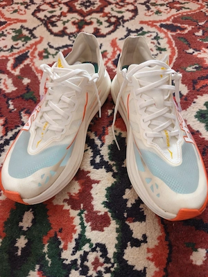 Hoka Rocket X2 cu placă de carbon 