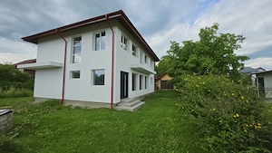 Vila noua 2025 de vanzare Breaza Prahova 250mp încălzire pardoaeala+garaj+teren 700 mp - imagine 9
