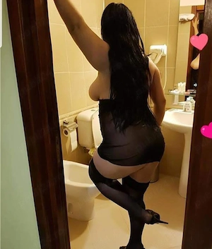 Madalina bruneta piercing in limba și zona intimă servicii totale 