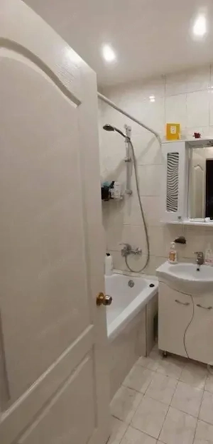 De inchiriat garsoniera in zona Olimpia 250 euro - imagine 3