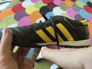 Vând ghete de fotbal pentru sintetic Adidas 