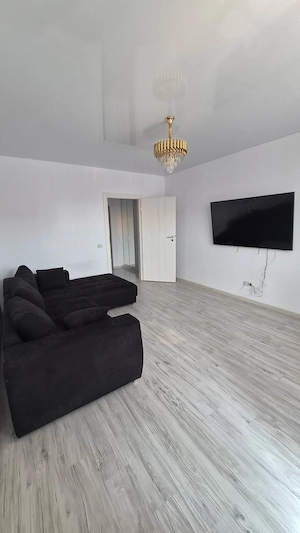 Închiriez  apartament cu două camere decomandat 