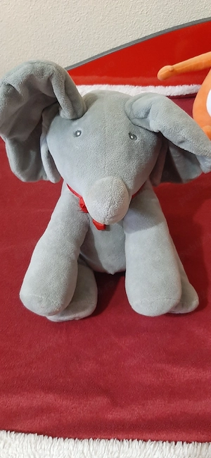 elefant de pluș cu sunete