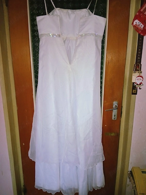 Rochie de mireasă albă, elegantă si bentita mireasa
