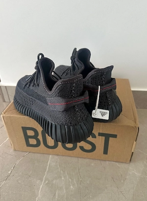 Vând yeezy 350 V2
