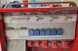 vând panou electric si cabluri 