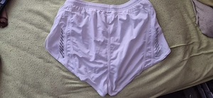 Vand pantaloni scurti de atletism firma asics.