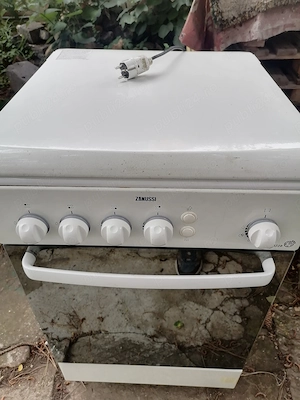 Aragaz cu patru și cuptor pe gaz Zanussi 