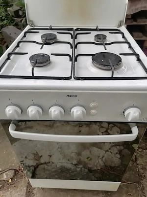 Aragaz cu patru și cuptor pe gaz Zanussi 