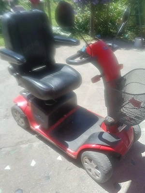 Scuter electric pe 4roti pentru persoane mai puțin mobile