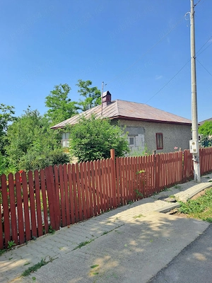 Se vinde casă cu 3 camere, bucătărie și baie, situată pe un teren de 1.400 mp. 