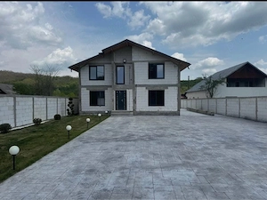 PREȚUL ESTE ÎN EURO  Vând casă la preț foarte bun. Zonă liniștită, ideală pentru familie.