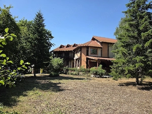 Casa Scrovistea cu vedere la lacul Manastirea si padure
