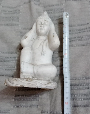 Statueta Buddha "nu aud raul" din ghips ceramica 18 cm.