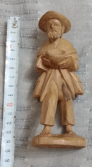 Statueta din lemn sculptat 14 cm. taran cu palarie