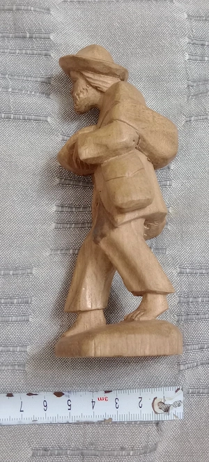 Statueta din lemn sculptat 14 cm. taran cu palarie