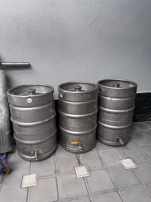 Cazan de tuica si butoaie de vin