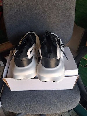 vînd Adidass