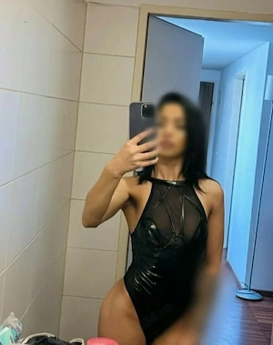 Bună brunetă slim. total   27 ani     