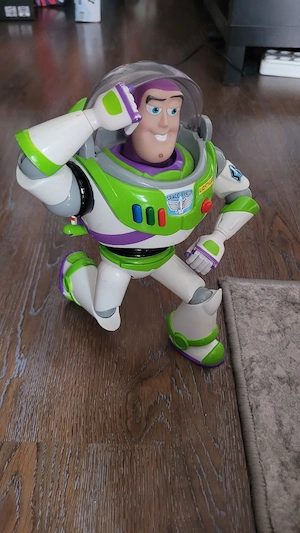 Buzz Lightyear original Disney Pixar, adus din Disneyland Paris, înălțime aproximativ 30 cm.