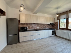 PROPRIETAR - Ofer spre PRIMA închiriere jumătate de duplex renovat complet, 4 locuri de parcare. 