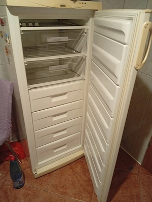Vând congelator 6 sertare aproape nou folosit doar 1 an, perfect functional