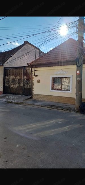 Casa de vanzare compartimentata in 3 apartamente  - imagine 3