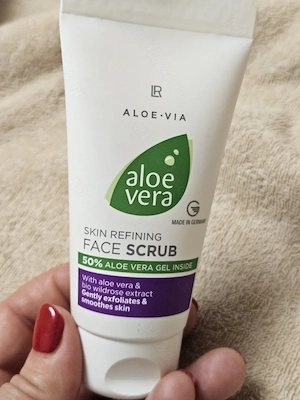 scrub cu aloe vera pentru fata marca LR
