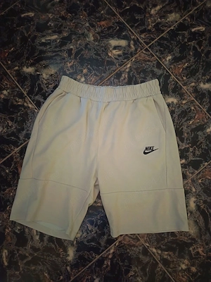 Vând pantaloni Nike