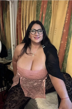 Doamna deosebită plinuța cu sani foarte mari 