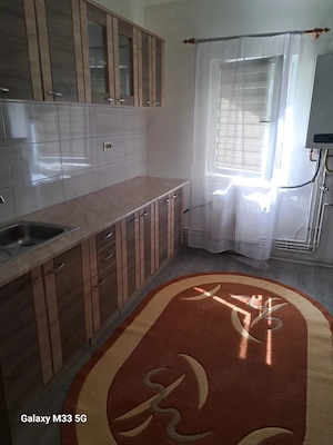 Închiriez apartament cu 2 camere