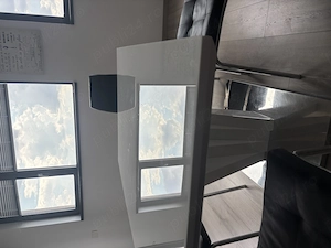  Masă de dining modernă alb lucios   Stare foarte bună  Descriere: Vând masă de dining modernă