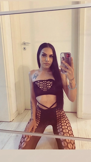 Bruneta focoas  poze reale. Nouă în oraș, ma si deplasez la hotel sau pensiune