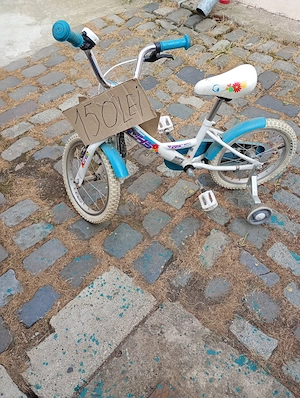 Bicicleta copii cu pedale și roti ajutătoare 