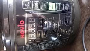 Multicooker sub presiune nou , capacitate  6 litri ,plus carte rețete 