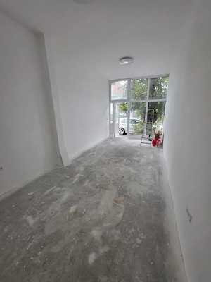 Vand spatiu comercial renovat