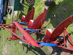 Vând plug agricol plugul este foarte bun pentru un tractor u650 